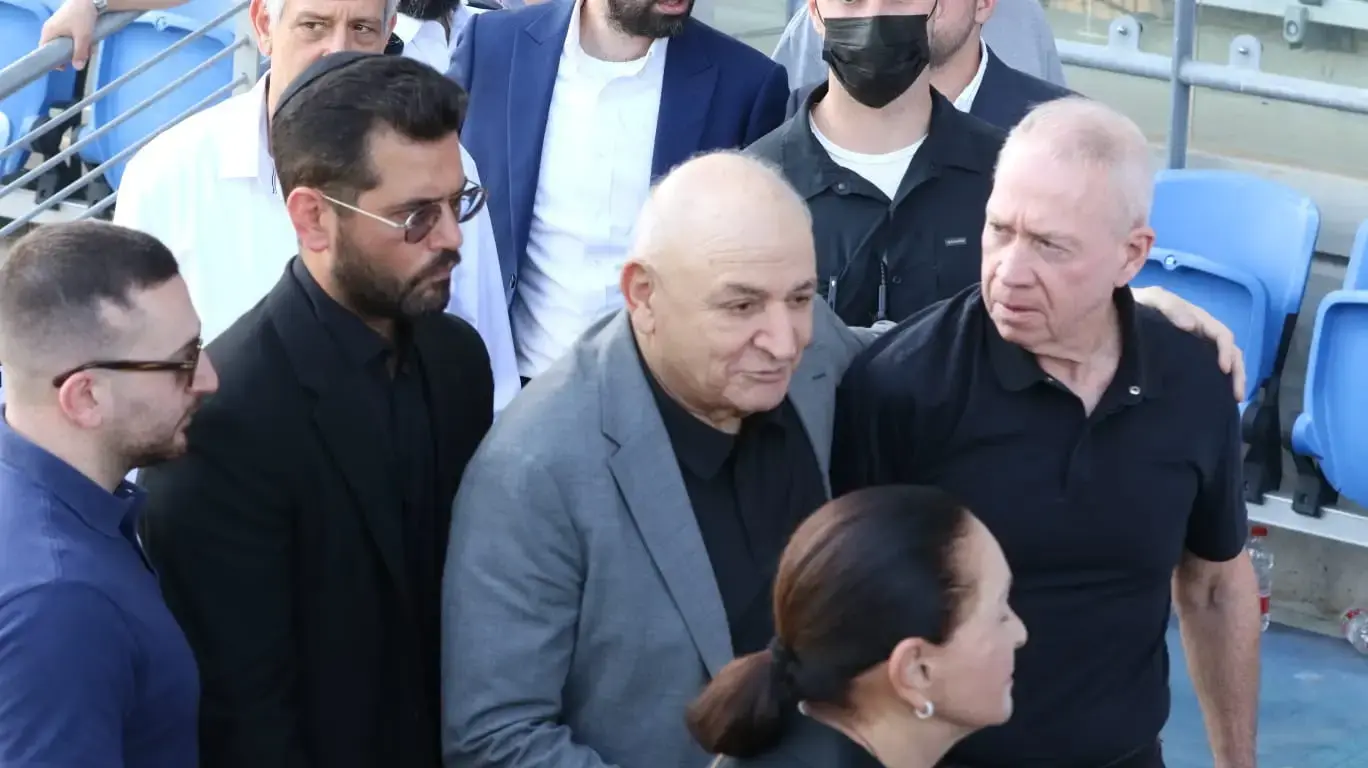 יואב גלנט, יצחק תשובה, הלווית מרים פיירברג, אצטדיון נתניה, 23 בנובמבר 2025 יואב גלנט, יצחק תשובה, הלווית מרים פיירברג, אצטדיון נתניה, 23 בנובמבר 2025