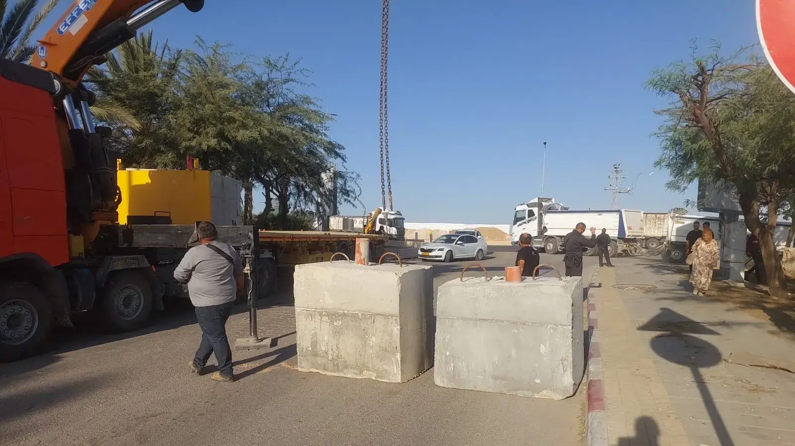 ביטאונדות הוקמו בכניסה לחקור מהישובים הבדואים בהוראת השר בן גביר. 23 בנובמבר 2025 ביטאונדות הוקמו בכניסה לחקור מהישובים הבדואים בהוראת השר בן גביר. 23 בנובמבר 2025