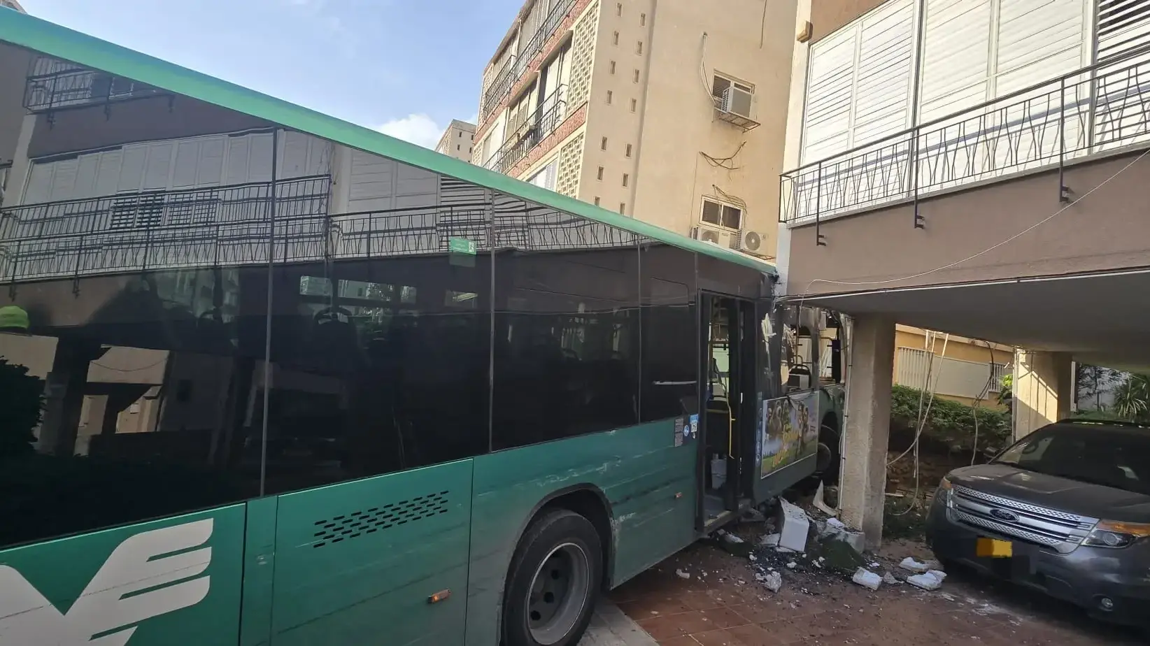 אוטובוס שהתנגש בבניין מגורים ברחוב ביל"ו בחולון, 24 בנובמבר 2025