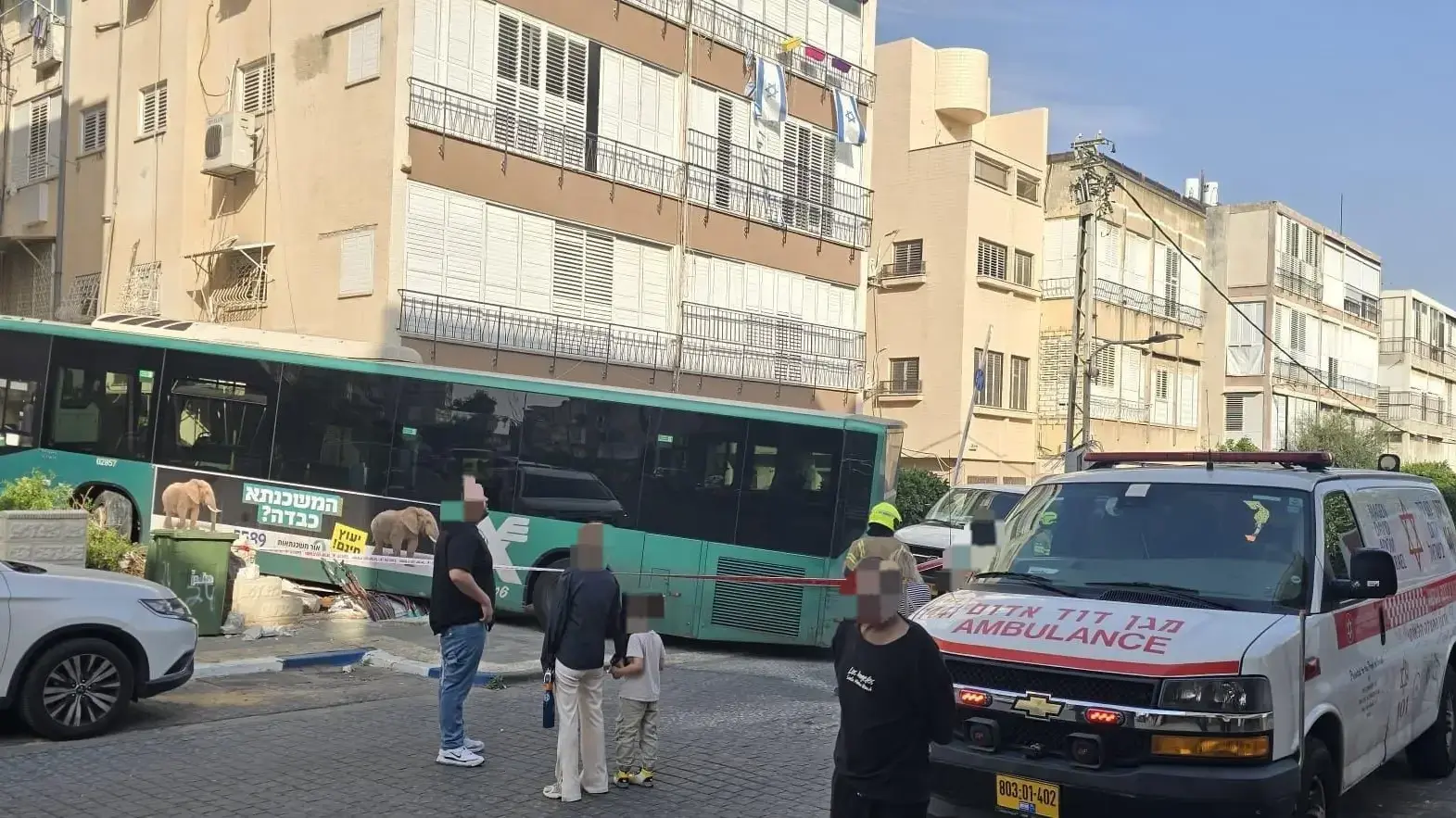 אוטובוס שהתנגש בבניין מגורים ברחוב ביל"ו בחולון, 24 בנובמבר 2025 אוטובוס שהתנגש בבניין מגורים ברחוב ביל"ו בחולון, 24 בנובמבר 2025