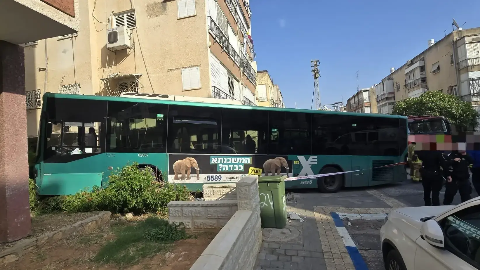 אוטובוס שהתנגש בבניין מגורים ברחוב ביל"ו בחולון, 24 בנובמבר 2025