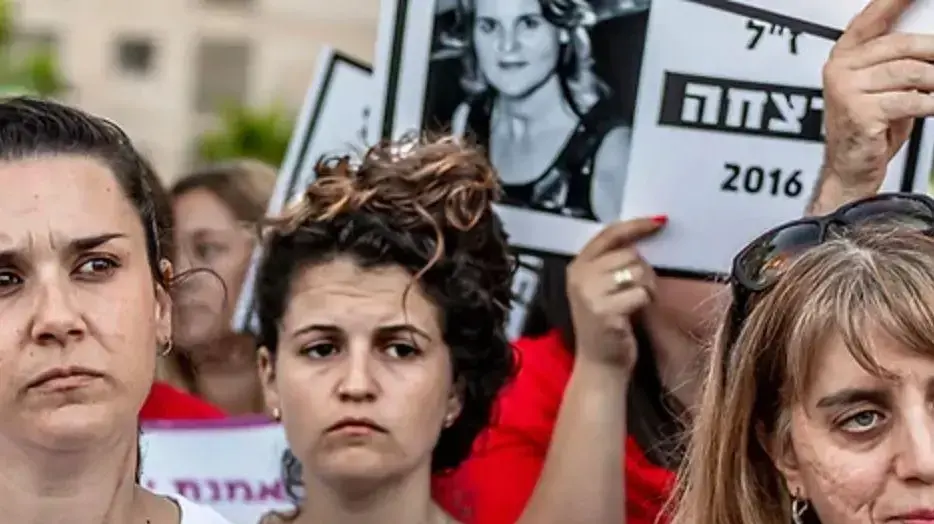 טל הוכמן, מנכ״לית שדולת הנשים, בהפגנה טל הוכמן, מנכ״לית שדולת הנשים, בהפגנה