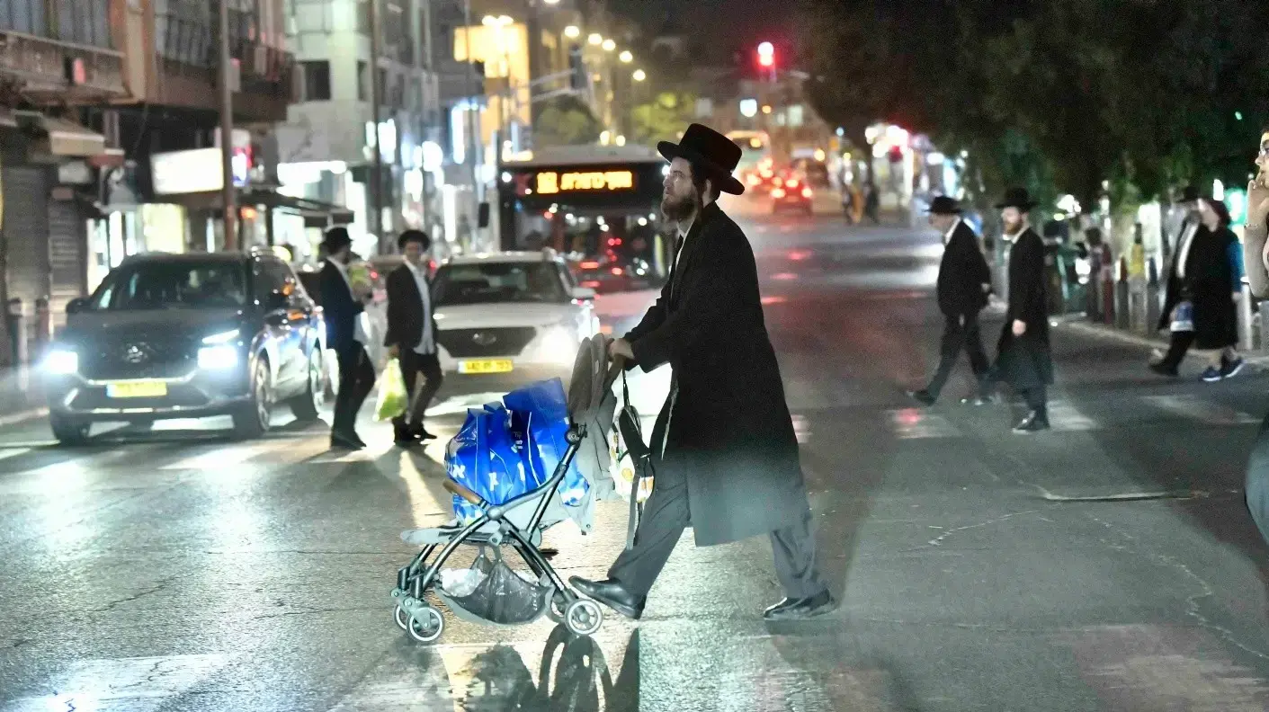 גבר עם עגלת קניות, בני ברק, 20 בנובמבר 2025 גבר עם עגלת קניות, בני ברק, 20 בנובמבר 2025