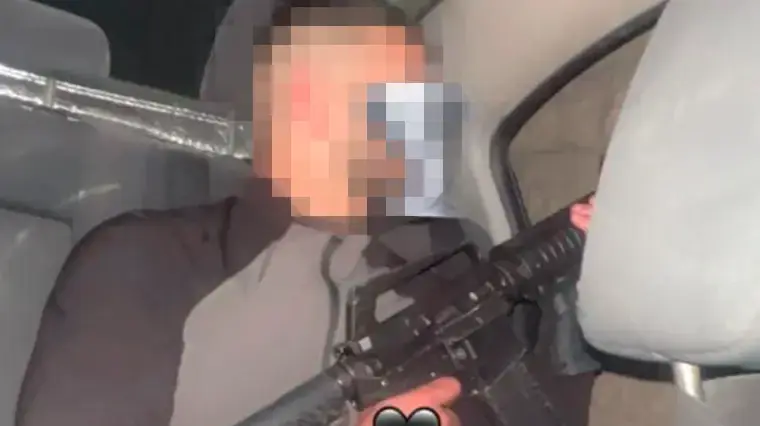 צעירים רבים מעלים לרשת תמונות עם כלי נשק לא חוקיים. צעירים רבים מעלים לרשת תמונות עם כלי נשק לא חוקיים.