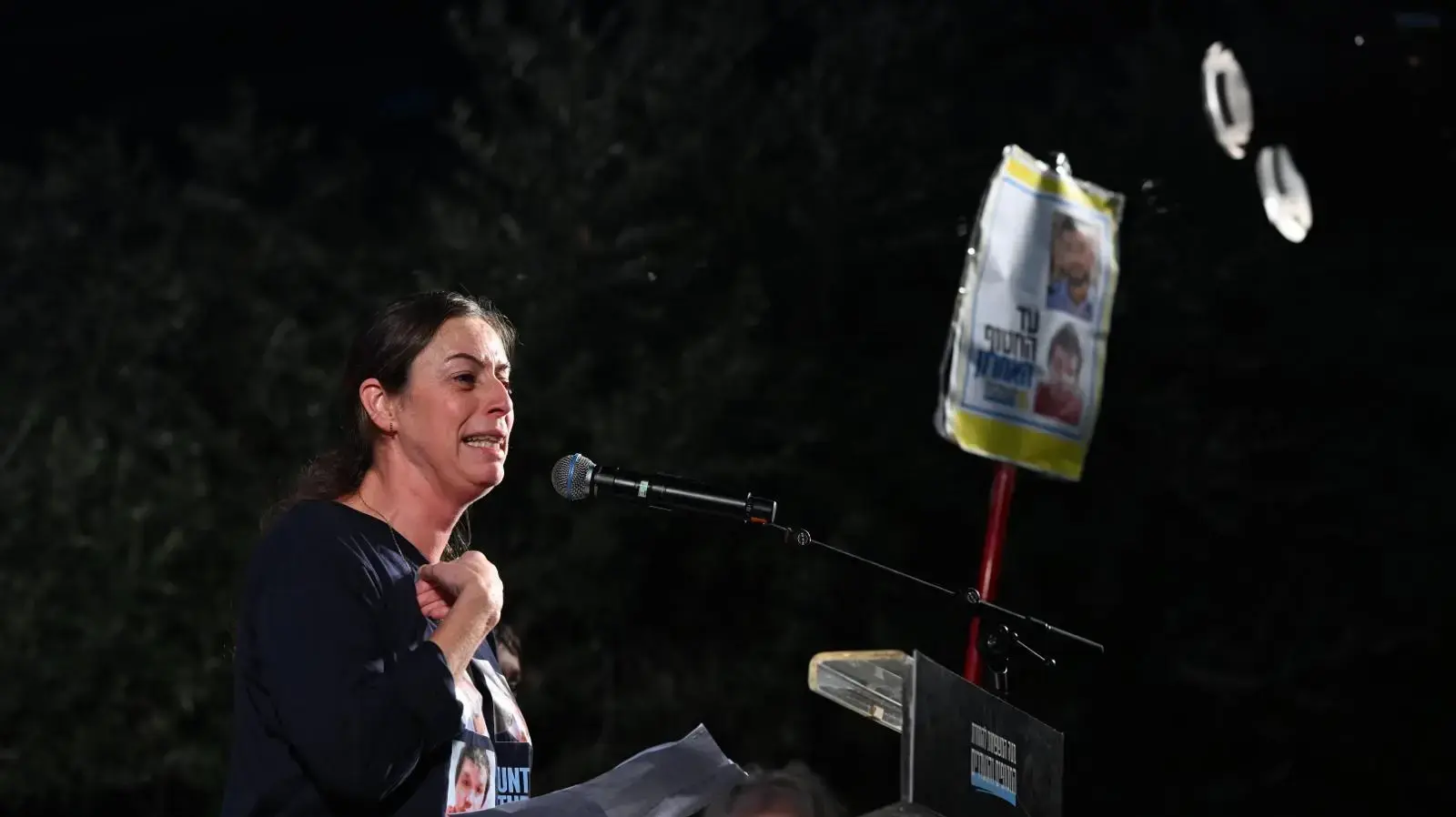 איילת גולדין, אחותו של הדר גולדין, בעצרת בכיכר החטופים, 29/11/2025 איילת גולדין, אחותו של הדר גולדין, בעצרת בכיכר החטופים, 29/11/2025
