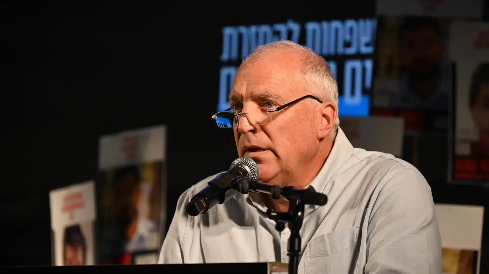 איל אשל בעצרת בכיכר החטופים. 29 בנובמבר 2025 איל אשל בעצרת בכיכר החטופים. 29 בנובמבר 2025
