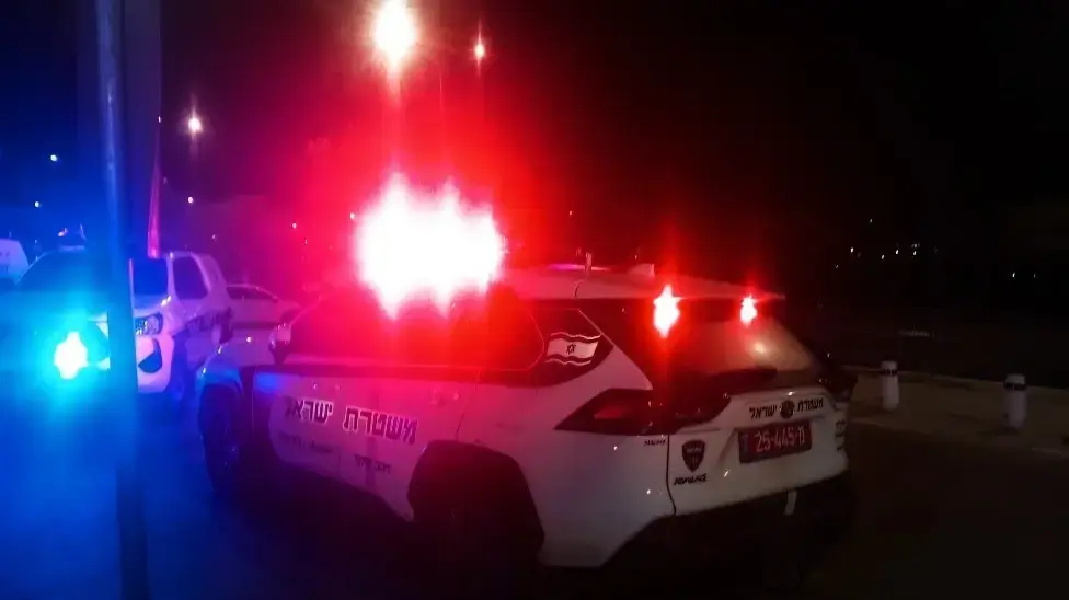 ניידת משטרה ליד רייסר ניידת משטרה ליד רייסר