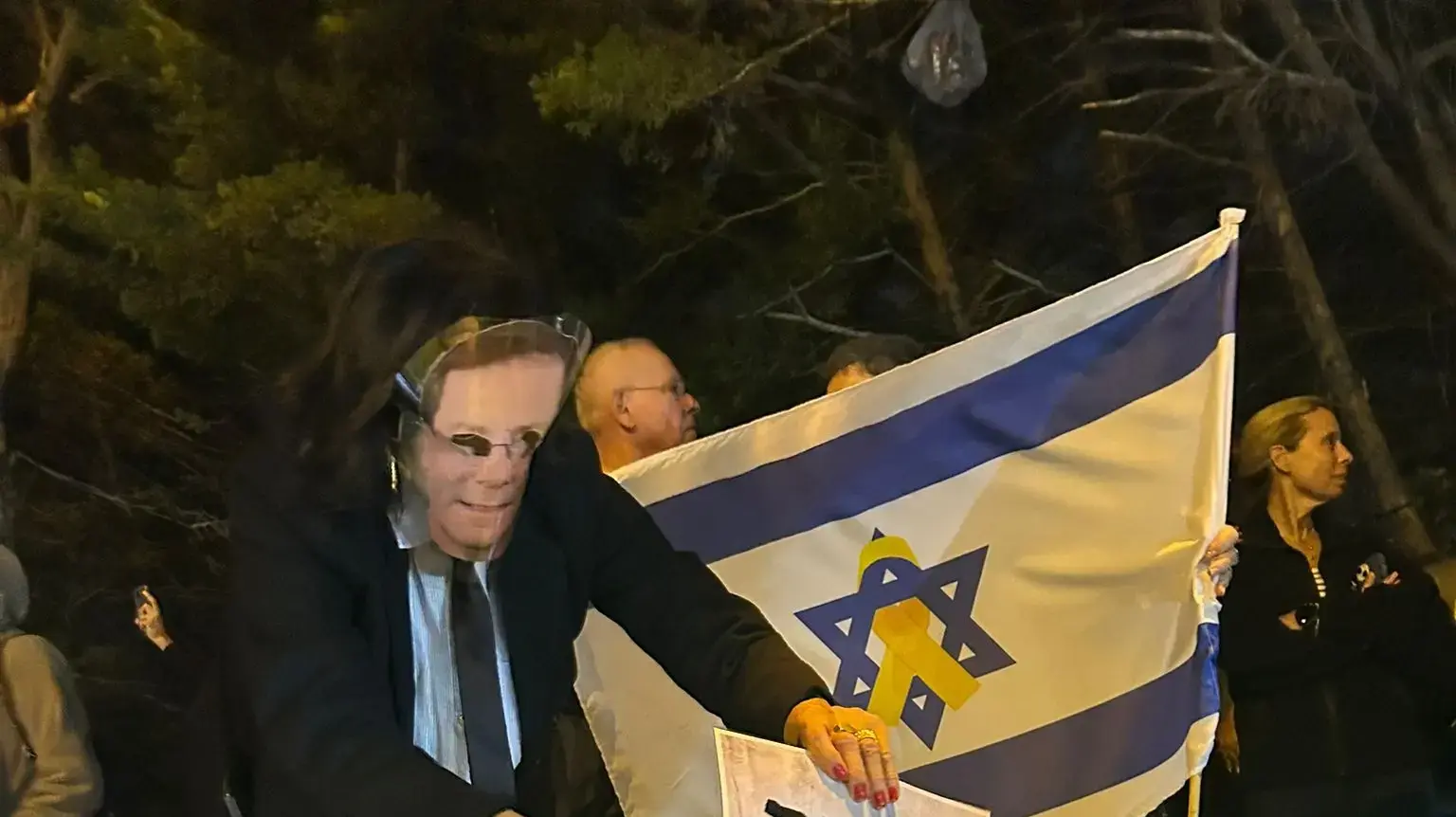 מיצג רפובליקת בננות מול ביתו של נשיא המדינה יצחק הרצוג בתל אביב, 30 בנובמבר 2025 מיצג רפובליקת בננות מול ביתו של נשיא המדינה יצחק הרצוג בתל אביב, 30 בנובמבר 2025