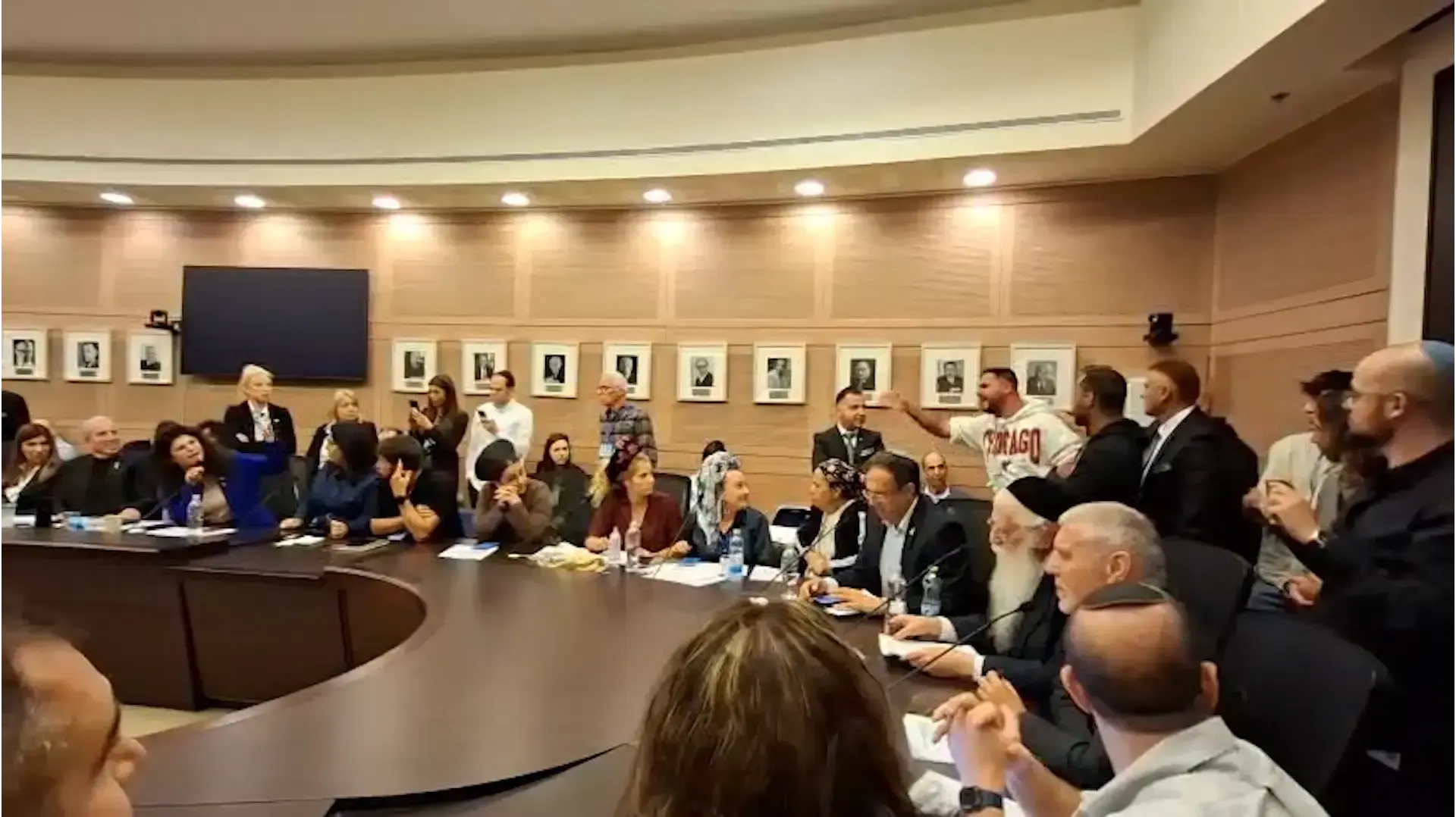 עימות בין שרן השכל להלום קרב בדיון על חוק הגיוס בועדת חוץ ובטחון