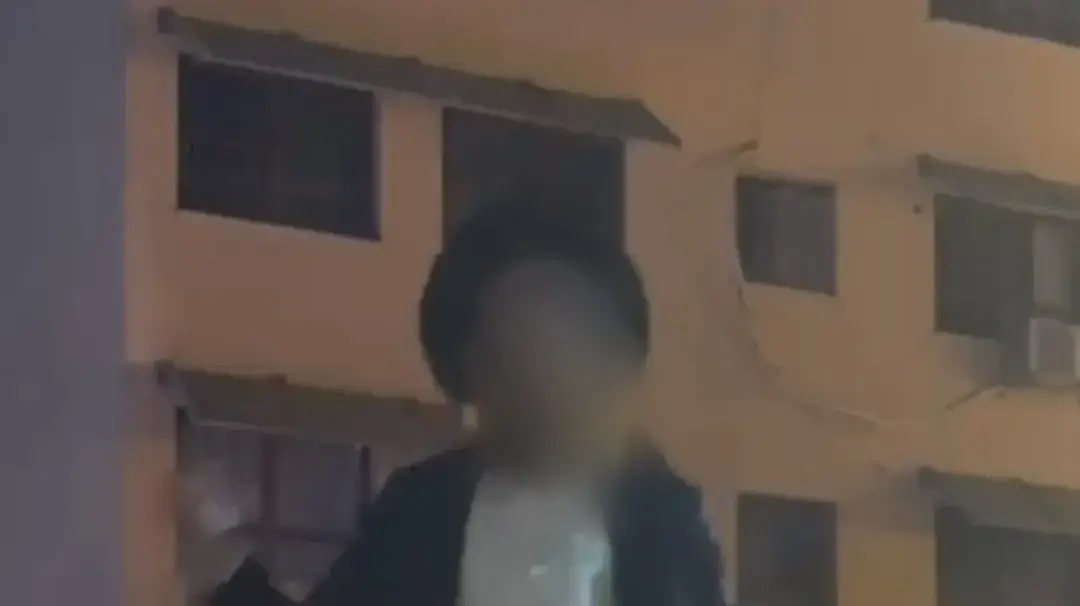 תושב בני ברק כשהוא רוקד על גג של רכב משטרה צבאית במהלך הפגנה לא חוקית ברמת גן