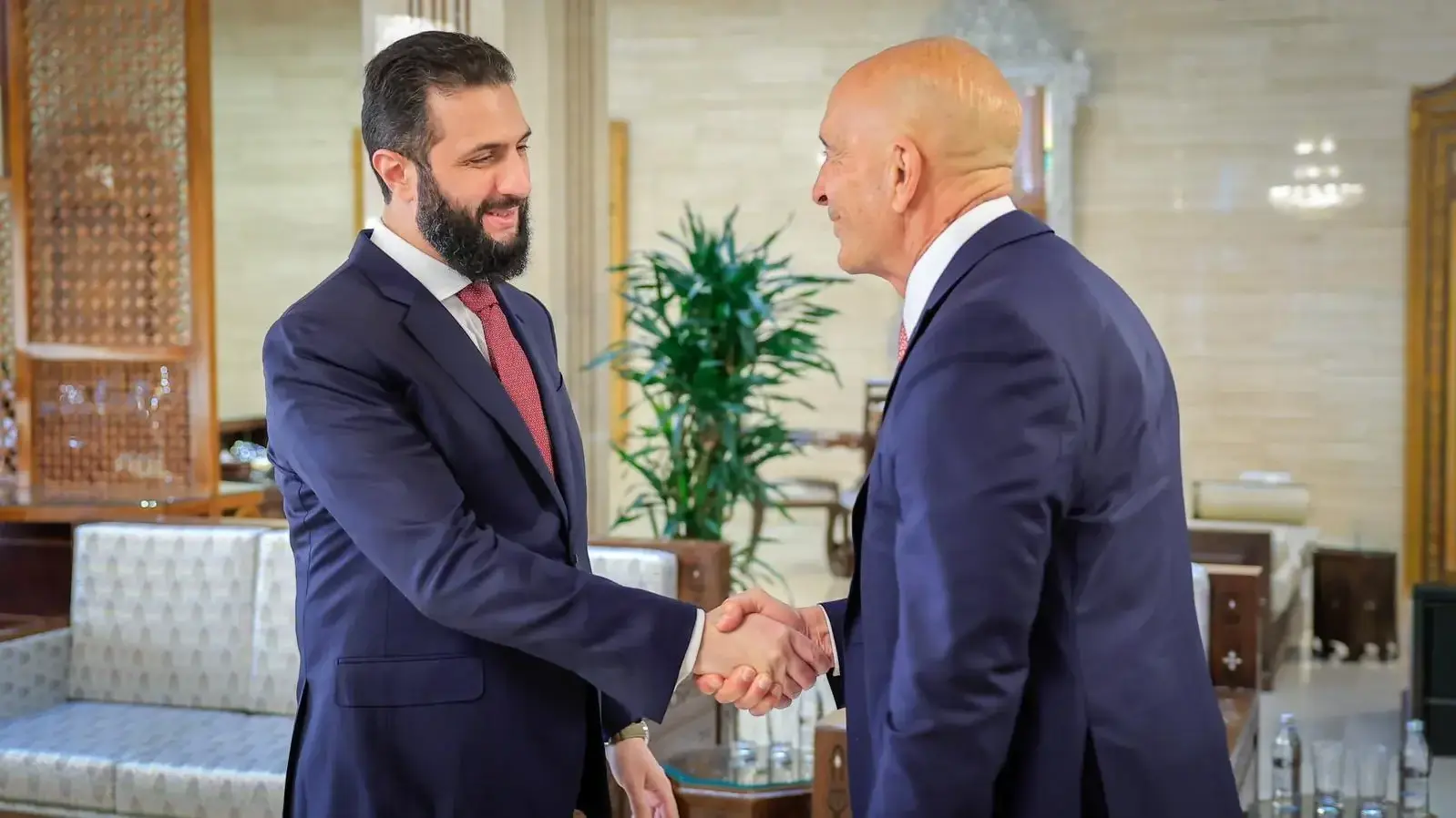 שליח טראמפ לסוריה ולבנון טום ברק ונשיא סוריה א-שרע. הראשון בדצמבר 2025