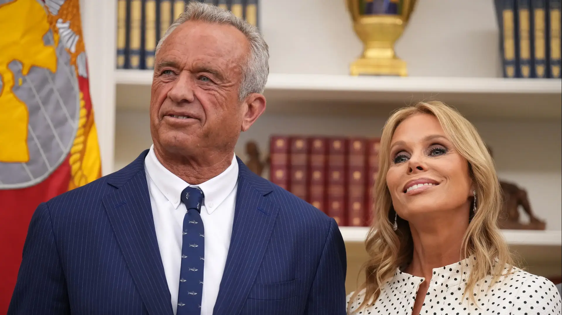 רוברט פ. קנדי ג'וניור ואשתו שריל היינס לפני השבעתו של קנדי לתפקיד שר הבריאות ושירותי האנוש בחדר הסגלגל בבית הלבן ב-13 בפברואר 2025 בוושינגטון רוברט פ. קנדי ג'וניור ואשתו שריל היינס לפני השבעתו של קנדי לתפקיד שר הבריאות ושירותי האנוש בחדר הסגלגל בבית הלבן ב-13 בפברואר 2025 בוושינגטון