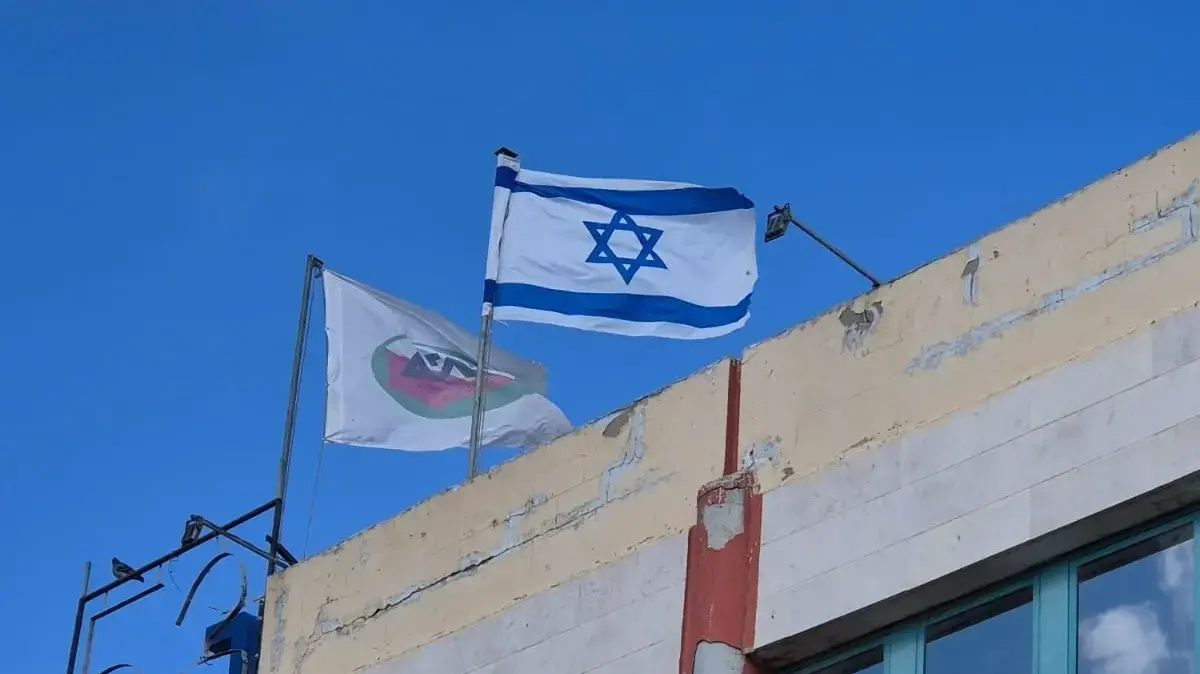 דגל ישראל לצד דגל מועצת מיתר על בניין המועצה