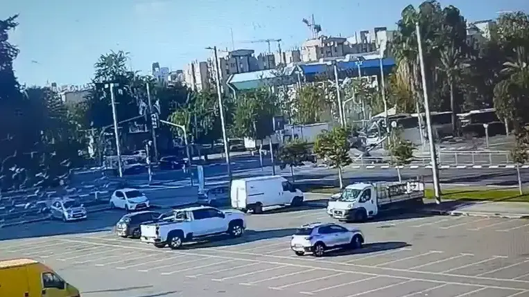 נעצר נהג שנמלט מזירת תאונת דרכים בין שני רכבים פרטים בצומת מפרץ שלמה- משה שרת בחולון