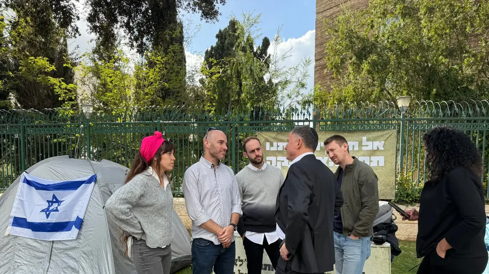 יולי אדלשטיין עם פעילי מפלגת "המילואימניקים" יולי אדלשטיין עם פעילי מפלגת "המילואימניקים"
