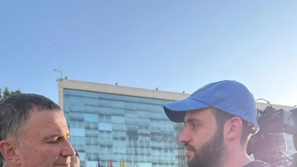 יולי אדלשטיין עם פעילי מפלגת "המילואימניקים" יולי אדלשטיין עם פעילי מפלגת "המילואימניקים"
