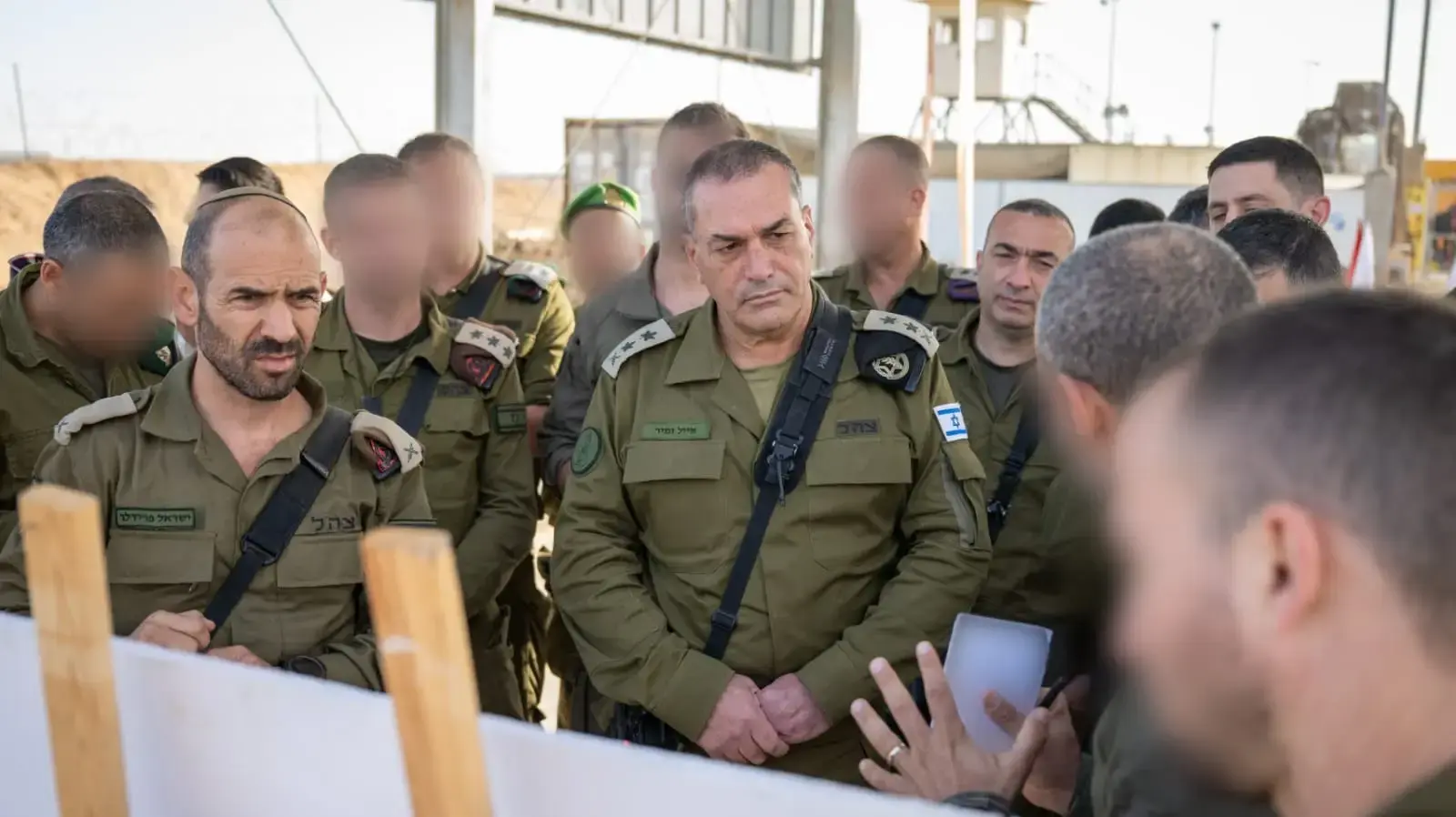 הרמטכ״ל אייל זמיר קיים סיור שטח באוגדה 80, יחד עם מפקד פיקוד הדרום, אלוף יניב עשור, מפקד אוגדה 80, תת-אלוף ישראל פרידלר, 3 בדצמבר 2025 הרמטכ״ל אייל זמיר קיים סיור שטח באוגדה 80, יחד עם מפקד פיקוד הדרום, אלוף יניב עשור, מפקד אוגדה 80, תת-אלוף ישראל פרידלר, 3 בדצמבר 2025