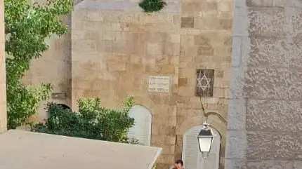2 תושבי כפר כנא צילמו את בית אמו של השר וסרלאוף 2 תושבי כפר כנא צילמו את בית אמו של השר וסרלאוף