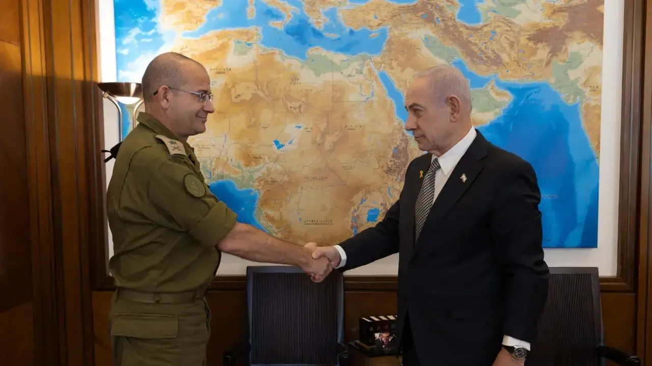 ראש הממשלה בנימין נתניהו עם מזכירו הצבאי, אלוף רומן גופמן, שמונה לראש המוסד הבא ראש הממשלה בנימין נתניהו עם מזכירו הצבאי, אלוף רומן גופמן, שמונה לראש המוסד הבא