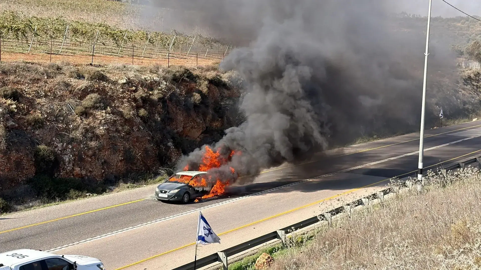 כביש 60 נחסם לתנועה בין עלי לשילה עקב רכב העולה באש,חשד כי מדובר בבקת"ב שפגע ברכב, 4 בדצמבר 2025