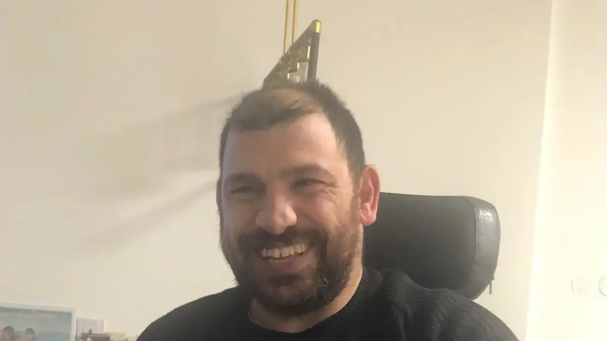 שרון, בעל שיתוק מוחין, שנעקץ על ידי מתנדבת מעמותה מוכרת