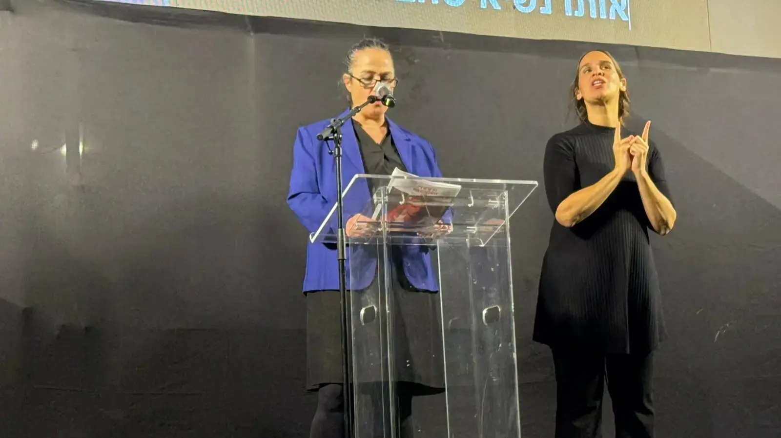 מעיין שרמן, אמו של סמל רון שרמן שנהרג בשבי, בהפגנה בכיכר הבימה. 6/12/2025