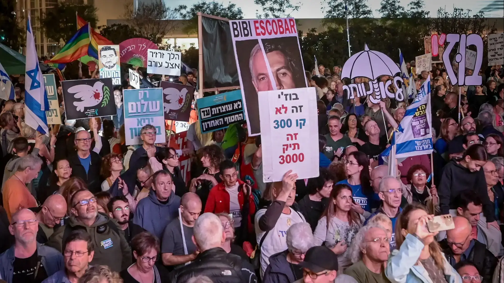 הפגנה נגד מתן חנינה מידי הנשיא הרצוג לרה"מ נתניהו, כיכר הבימה, 6 בדצמבר 2025 הפגנה נגד מתן חנינה מידי הנשיא הרצוג לרה"מ נתניהו, כיכר הבימה, 6 בדצמבר 2025