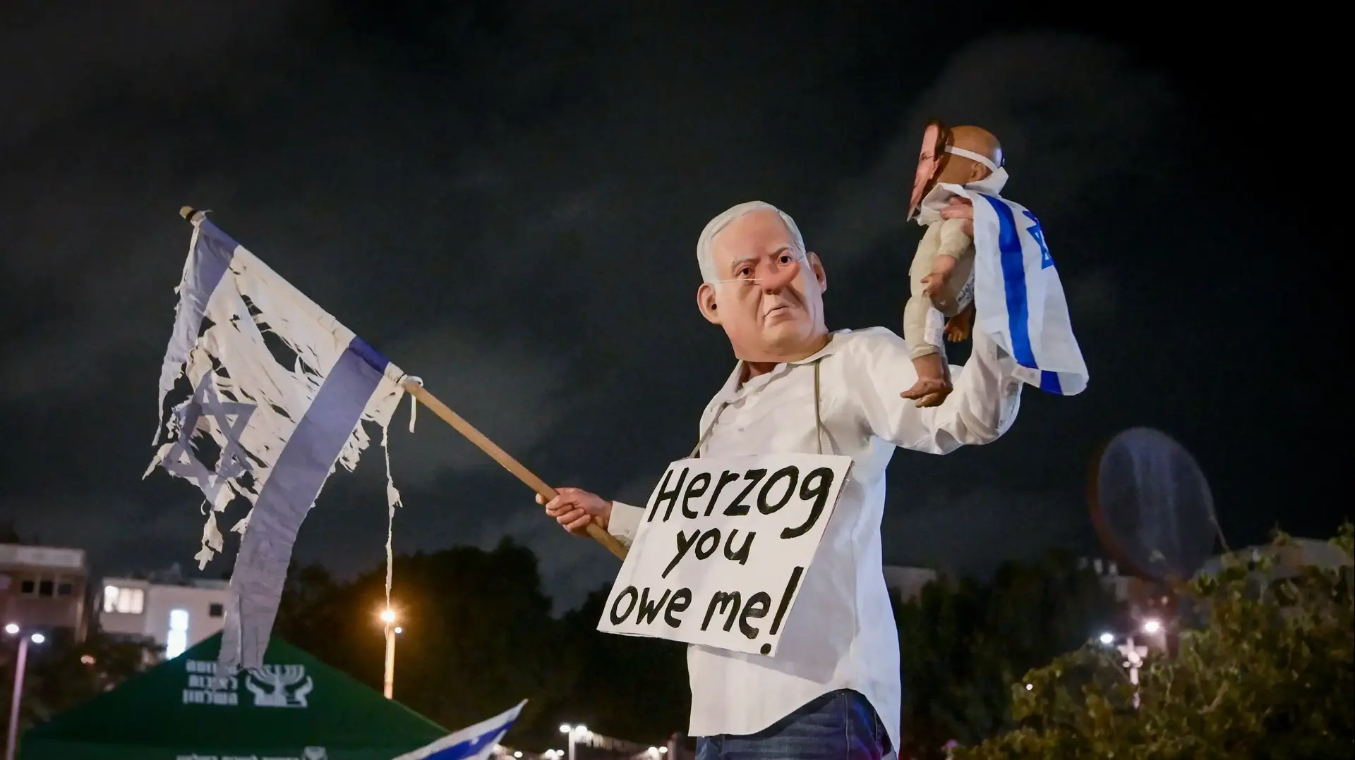 הפגנה נגד מתן חנינה מידי הנשיא הרצוג לרה"מ נתניהו, כיכר הבימה, 6 בדצמבר 2025 הפגנה נגד מתן חנינה מידי הנשיא הרצוג לרה"מ נתניהו, כיכר הבימה, 6 בדצמבר 2025