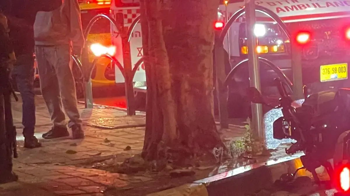 האופנוע של החשוד והנשק שעימו ביצע הירי בחדרה. 6/12/2025 האופנוע של החשוד והנשק שעימו ביצע הירי בחדרה. 6/12/2025