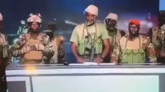 חיילים מצבא בנין מכריזים על הפיכה צבאית בטלוויזיה הממלכתית