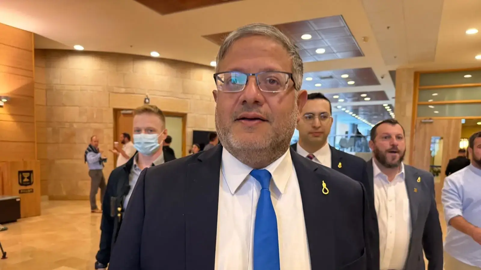 השר לביטחון לאומי איתמר בן גביר עונד סיכה בצורת חבל תלייה השר לביטחון לאומי איתמר בן גביר עונד סיכה בצורת חבל תלייה