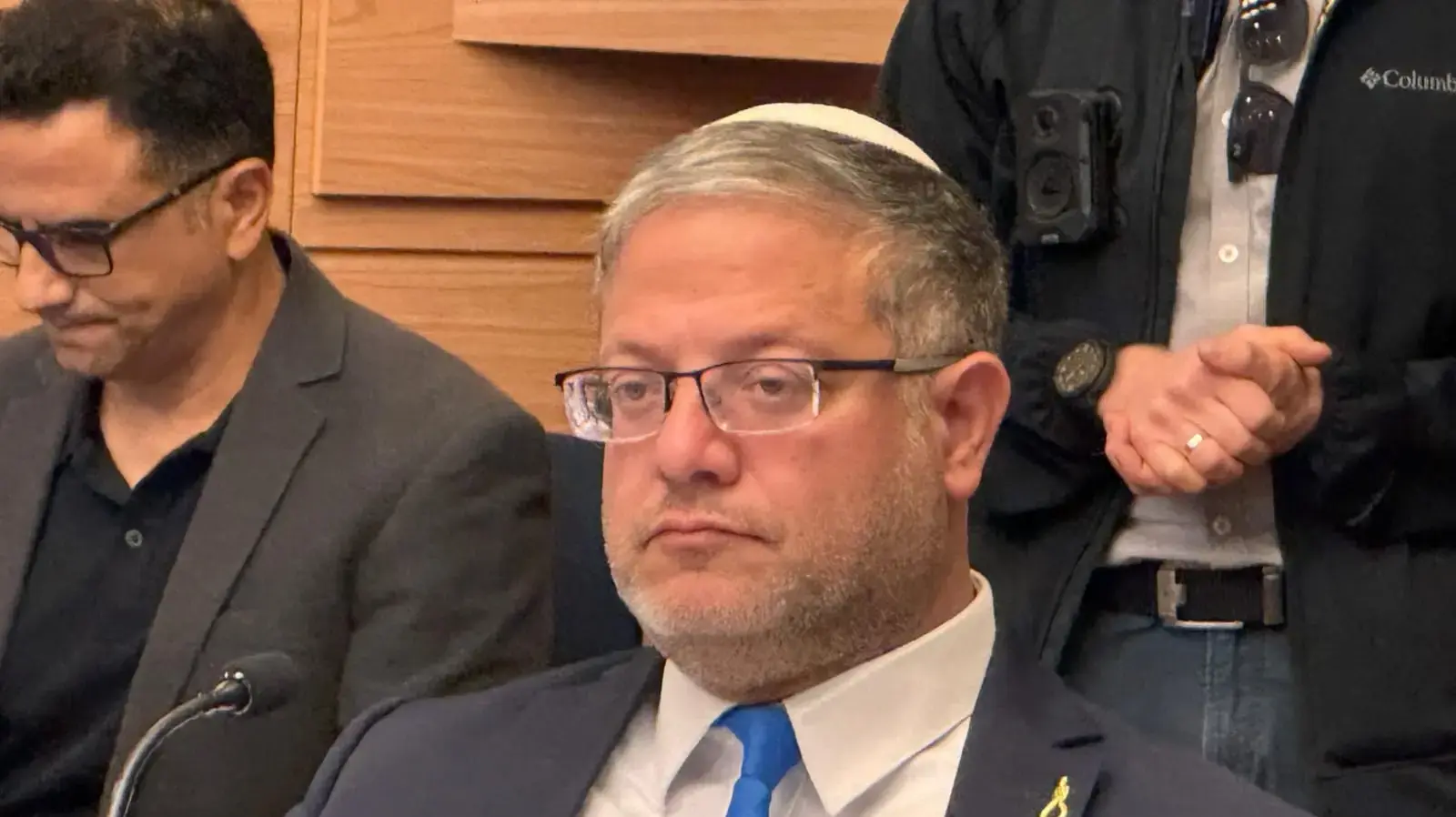 השר לביטחון לאומי איתמר בן גביר עונד סיכה בצורת חבל תלייה השר לביטחון לאומי איתמר בן גביר עונד סיכה בצורת חבל תלייה