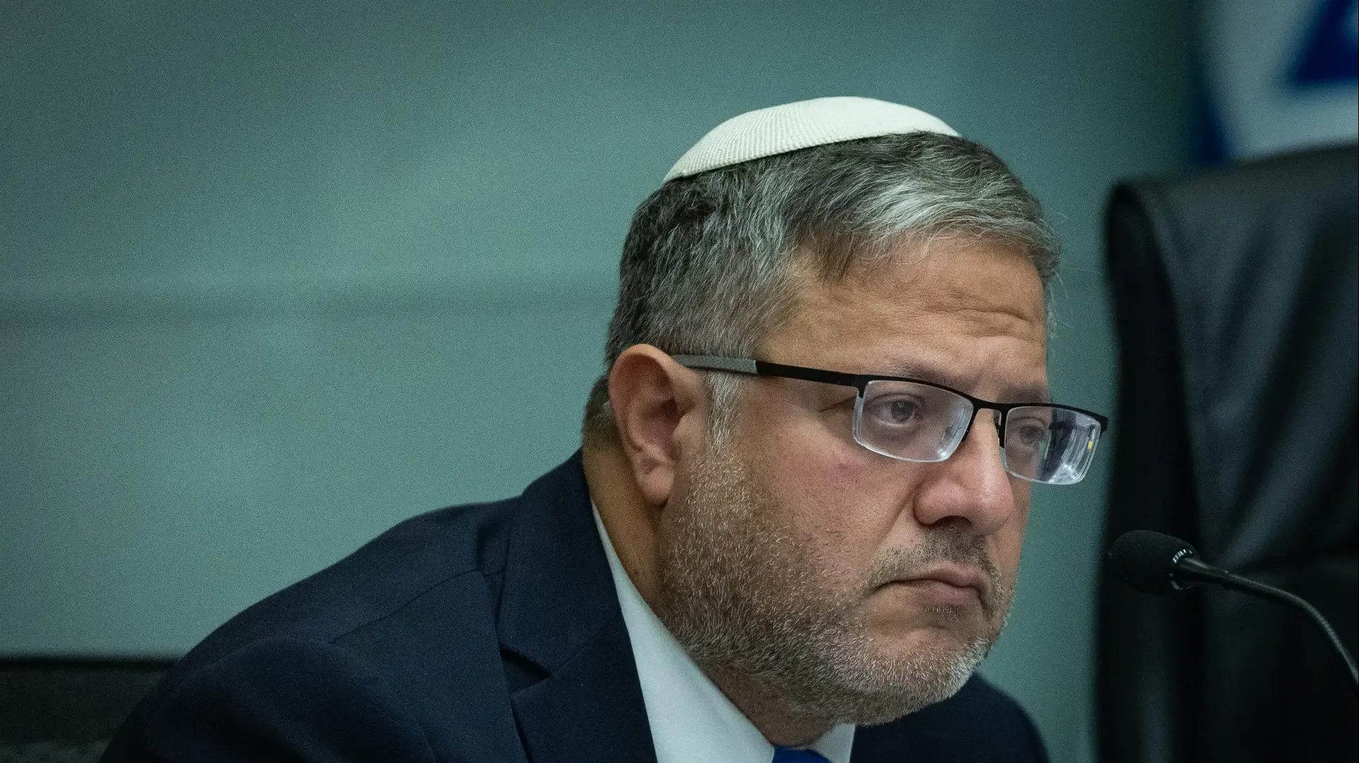 השר לביטחון לאומי איתמר בן גביר עונד סיכה בצורת חבל תלייה, 8 בדצמבר 2025