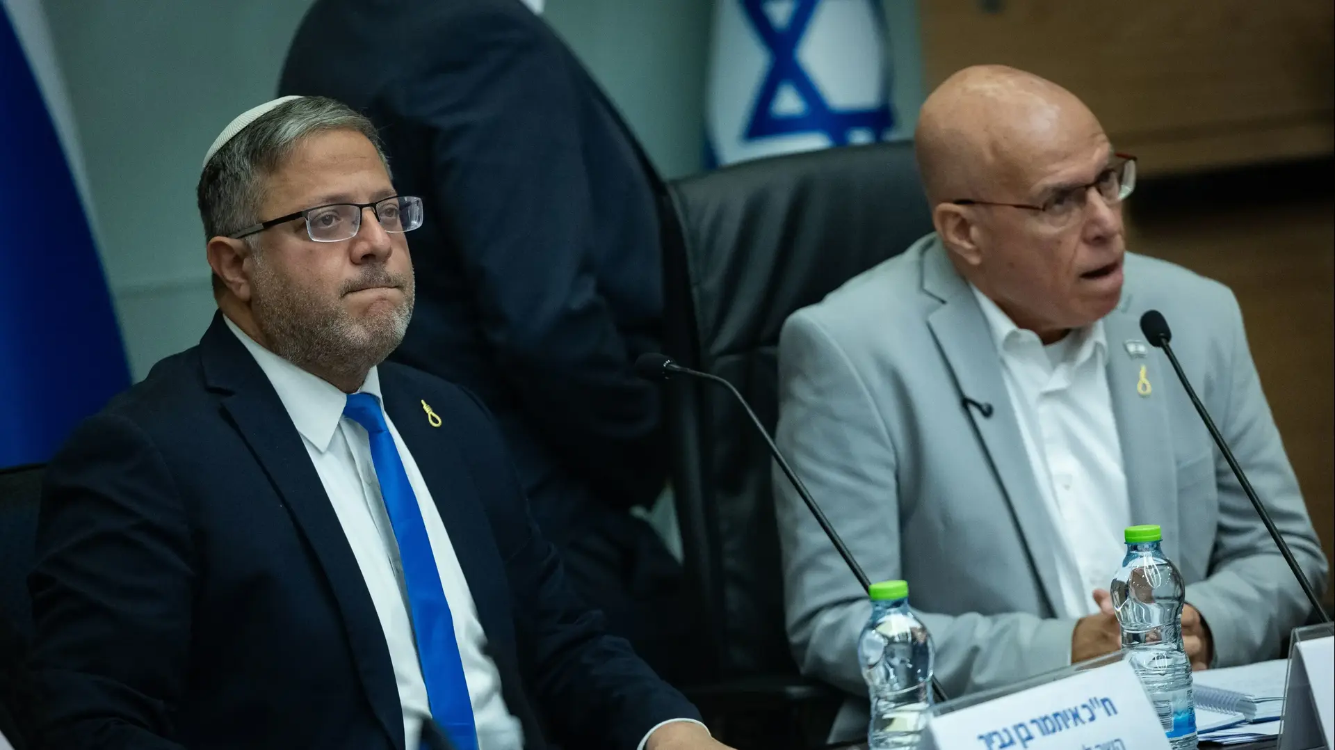 השר לביטחון לאומי איתמר בן גביר עונד סיכה בצורת חבל תלייה, 8 בדצמבר 2025
