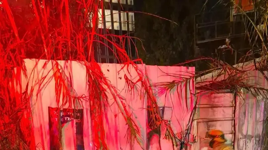כיבוי אופנוע בוער במחלף גהה במהלך הפגנת חרדים נגד הגיוס. 8 בדצמבר 2025 כיבוי אופנוע בוער במחלף גהה במהלך הפגנת חרדים נגד הגיוס. 8 בדצמבר 2025