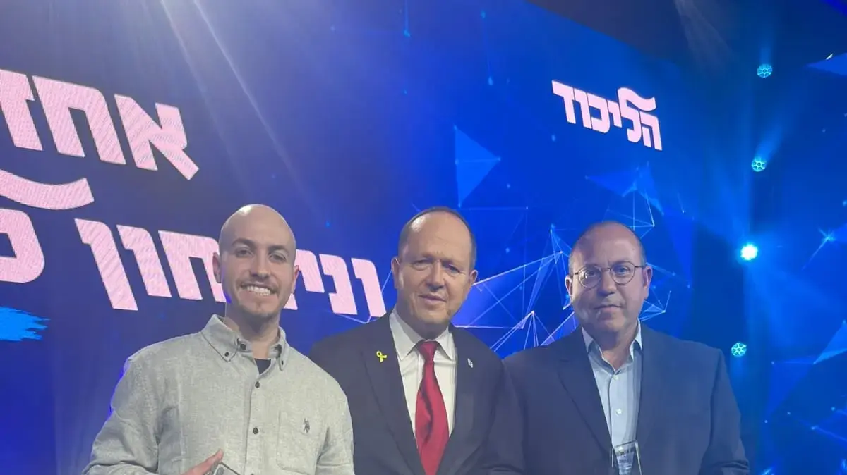 חבר הכנסת ניר ברקת עם איתן מור וצביקה מור בכנס של מפלגת הליכוד, גני התערוכה תל אביב חבר הכנסת ניר ברקת עם איתן מור וצביקה מור בכנס של מפלגת הליכוד, גני התערוכה תל אביב