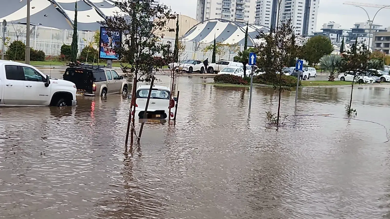לוחמי האש ממחוז חילצו לכודים מהצפות,יבנה, 11 בדצמבר 2025