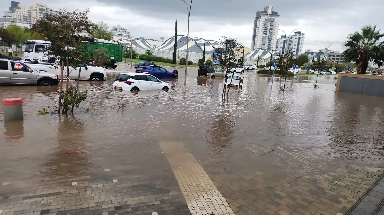 לוחמי האש ממחוז חילצו לכודים מהצפות,יבנה, 11 בדצמבר 2025