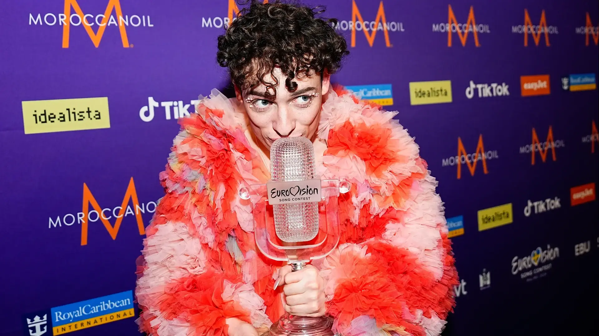 הזמר והמוזיקאי השווייצרי נמו מטלר, שייצג את שווייץ באירוויזיון 2024 שהתקיים במאלמו, שוודיה, וזכה במקום הראשון, 11 במאי 2024 הזמר והמוזיקאי השווייצרי נמו מטלר, שייצג את שווייץ באירוויזיון 2024 שהתקיים במאלמו, שוודיה, וזכה במקום הראשון, 11 במאי 2024