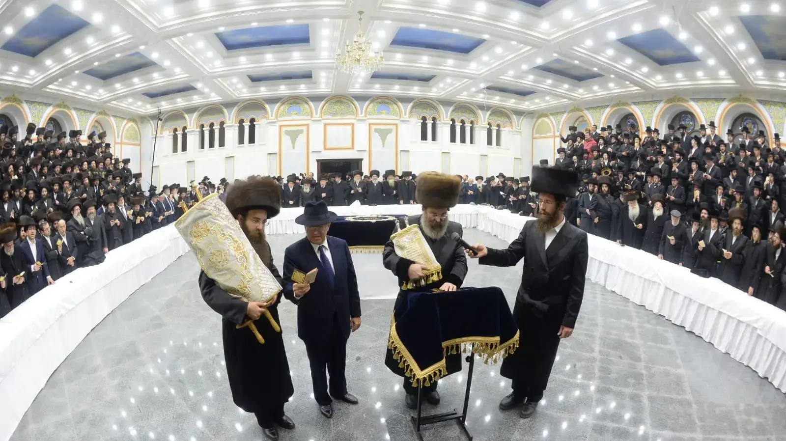 טקס קבורה למאות ספרי קודש שנשרפו בבית הכנסת העתיק של חסידות סאדיגורה, בעיר צ'רנוביץ טקס קבורה למאות ספרי קודש שנשרפו בבית הכנסת העתיק של חסידות סאדיגורה, בעיר צ'רנוביץ