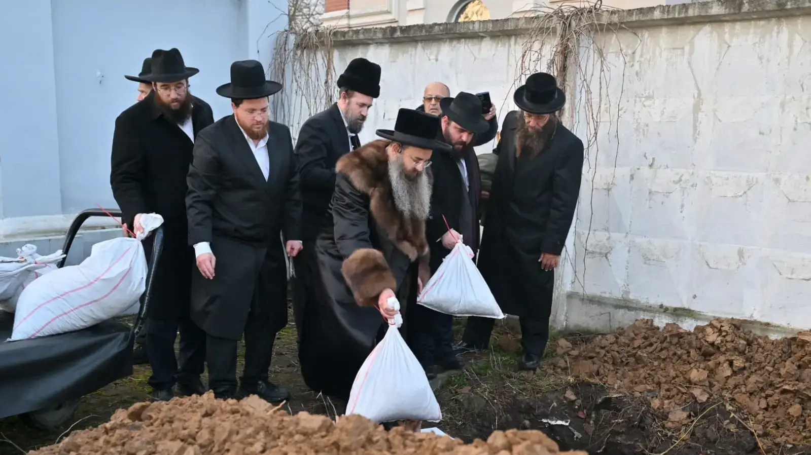 טקס קבורה למאות ספרי קודש שנשרפו בבית הכנסת העתיק של חסידות סאדיגורה, בעיר צ'רנוביץ טקס קבורה למאות ספרי קודש שנשרפו בבית הכנסת העתיק של חסידות סאדיגורה, בעיר צ'רנוביץ