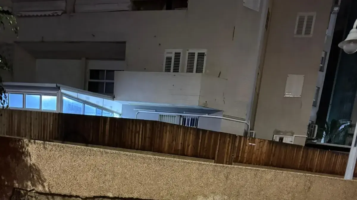 ביירון: בולען נפער באשקלון בעקבות מזג האוויר. 12 בדצמבר 2025 ביירון: בולען נפער באשקלון בעקבות מזג האוויר. 12 בדצמבר 2025