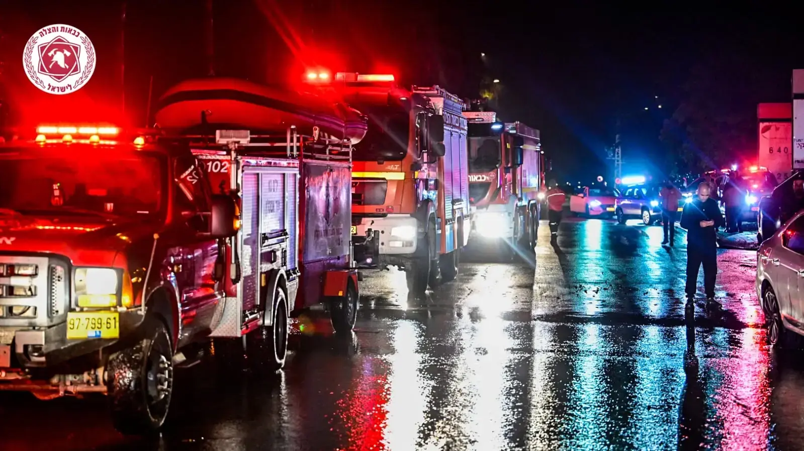 צוותי חילוץ של כבאות והצלה לישראל פועלים לחילוץ מספר רב של לכודים בבית שקמה כתוצאה מהצפות. 12 בדצמבר 2025 צוותי חילוץ של כבאות והצלה לישראל פועלים לחילוץ מספר רב של לכודים בבית שקמה כתוצאה מהצפות. 12 בדצמבר 2025
