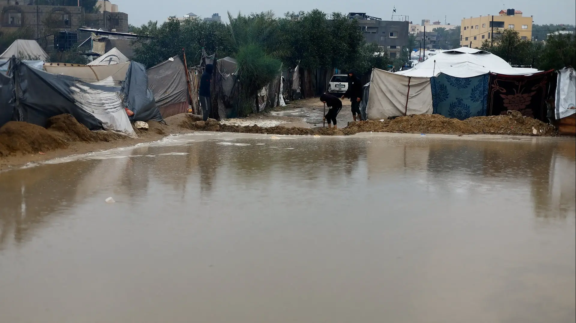 הצפות במחנה הפליטים נוסיראת במרכז רצועת עזה בעקבות סופת ביירון, 12 בדצמבר 2025 הצפות במחנה הפליטים נוסיראת במרכז רצועת עזה בעקבות סופת ביירון, 12 בדצמבר 2025