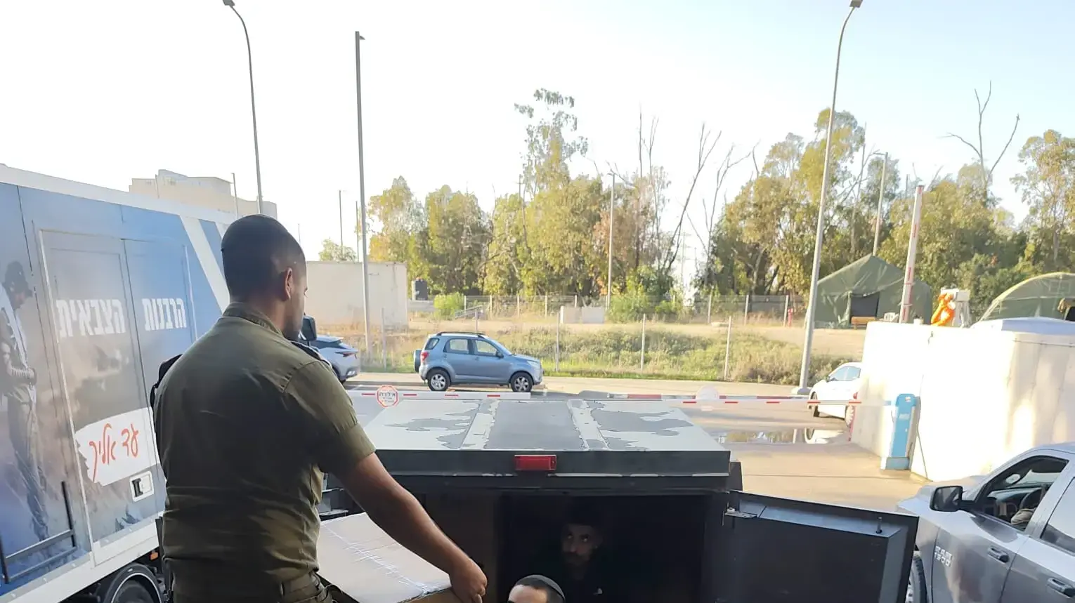 חלוקת חנוכיות לחיילי צה"ל, אגף הטכנולוגיה והלוגיסטיקה והרבנות הצבאית