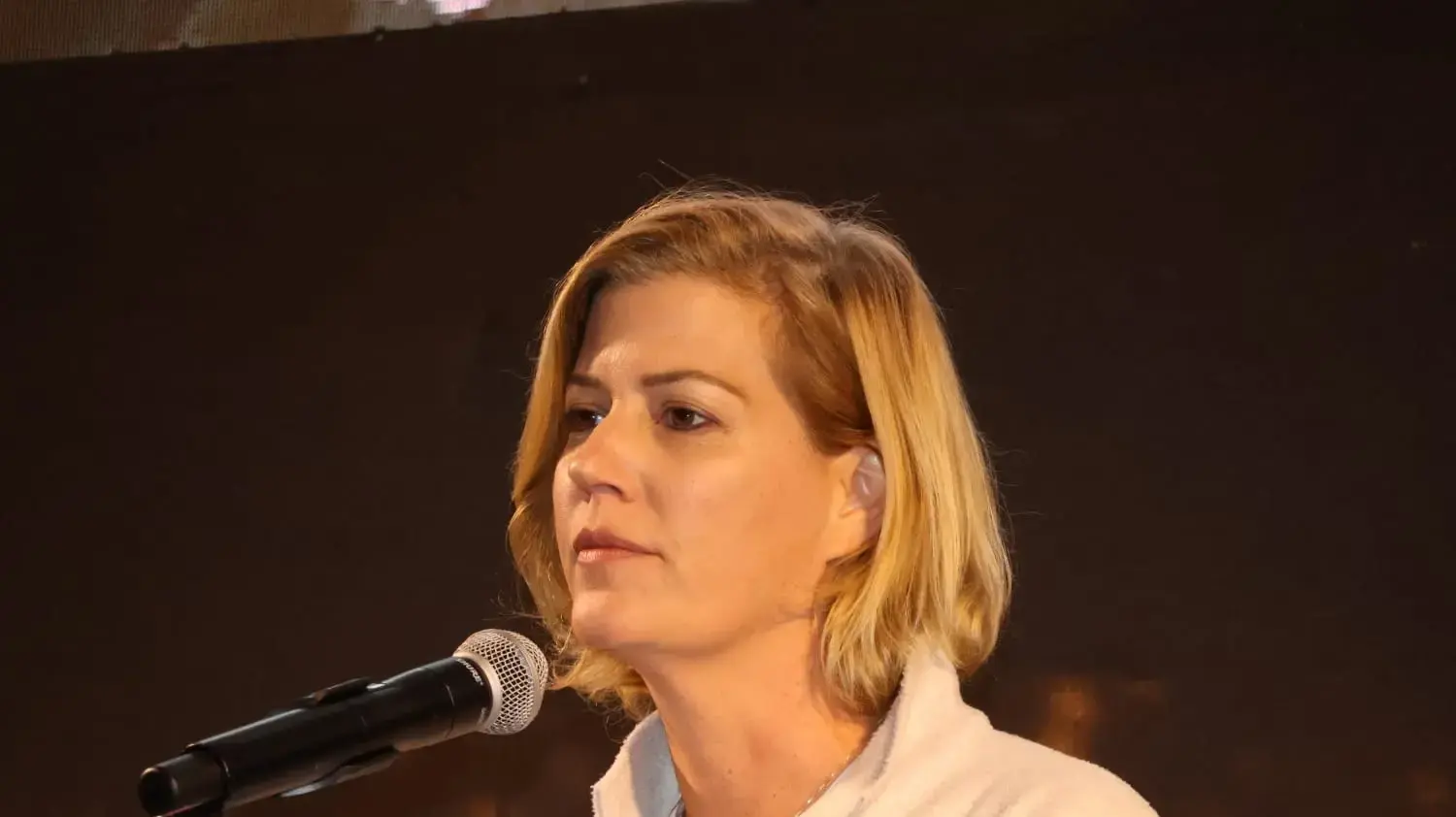 כרמית פלטי קציר, בת קיבוץ ניר עוז, הפגנה בכיכר הבימה, 13 בדצמבר 2025 כרמית פלטי קציר, בת קיבוץ ניר עוז, הפגנה בכיכר הבימה, 13 בדצמבר 2025
