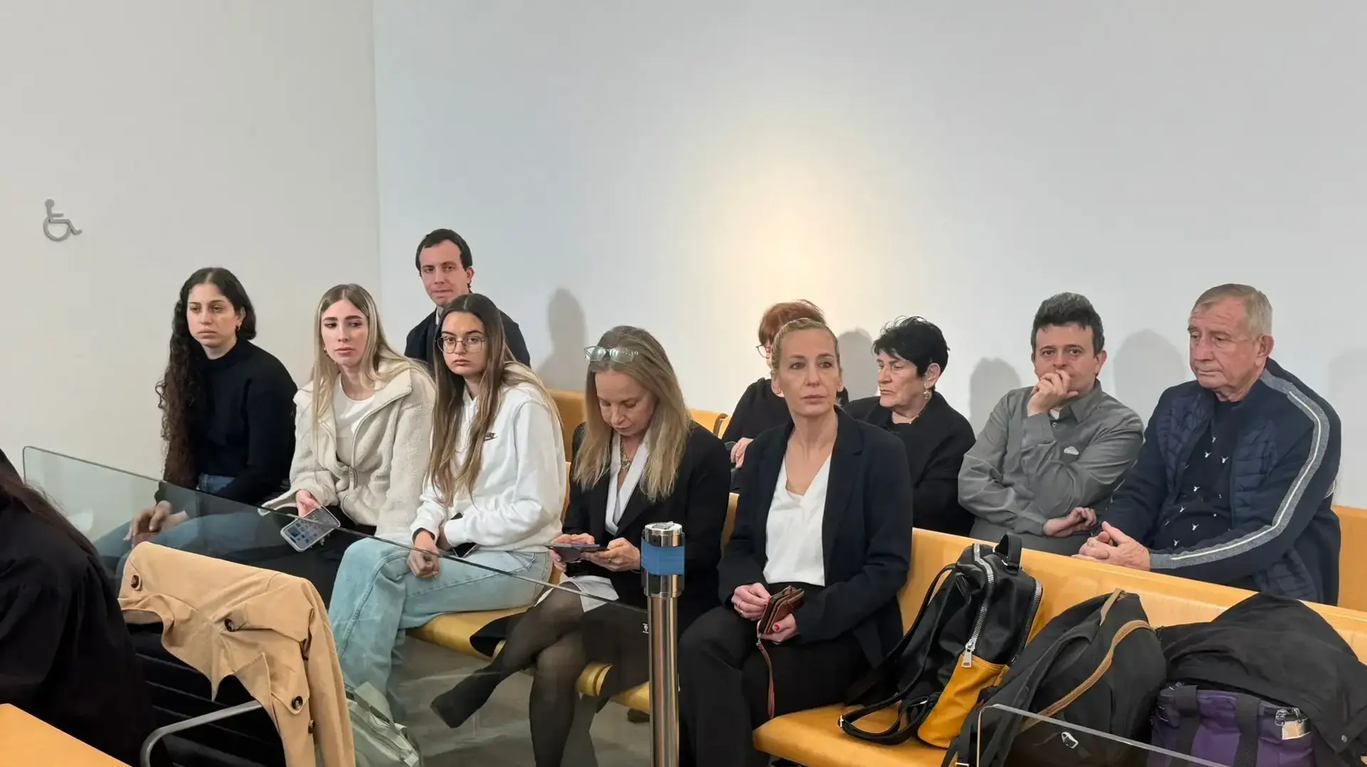 בני משפחה בעת מתן גזר דין של אדוארד קצורה בגין גרימת מוות ברשלנות של ליטל יעל מלניק, בימ"ש מחוזי חיפה, 14 בדצמבר 2025 בני משפחה בעת מתן גזר דין של אדוארד קצורה בגין גרימת מוות ברשלנות של ליטל יעל מלניק, בימ"ש מחוזי חיפה, 14 בדצמבר 2025