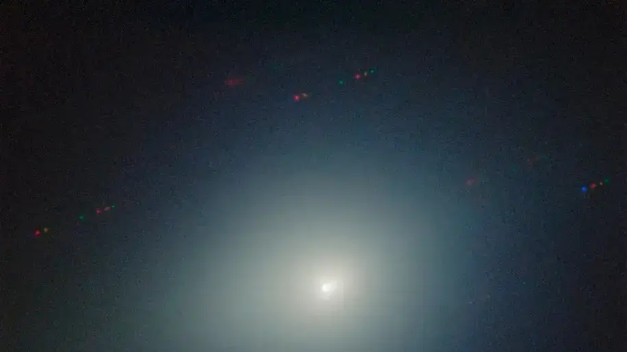 תמונה של 3I/ATLAS שצולמה ב-26 בנובמבר 2025 באמצעות המכשיר הספקטרוגרפי (GMOS) בטלסקופ ג'מיני צפון שבהר מאונה קיאה, הוואי. התמונה מורכבת מחשיפות שנעשו דרך ארבעה מסננים - כחול, ירוק, כתום ואדום. הצילום התמקד ב-3I/ATLAS ולכן הכוכבים ברקע נראים כפסים מרוחים. ההילה הירוקה הזוהרת סביב העצם היא בצורת טיפה ומציגה "אנטי-זנב" הפונה לכיוון השמש (לכיוון צד שמאל למטה) תמונה של 3I/ATLAS שצולמה ב-26 בנובמבר 2025 באמצעות המכשיר הספקטרוגרפי (GMOS) בטלסקופ ג'מיני צפון שבהר מאונה קיאה, הוואי. התמונה מורכבת מחשיפות שנעשו דרך ארבעה מסננים - כחול, ירוק, כתום ואדום. הצילום התמקד ב-3I/ATLAS ולכן הכוכבים ברקע נראים כפסים מרוחים. ההילה הירוקה הזוהרת סביב העצם היא בצורת טיפה ומציגה "אנטי-זנב" הפונה לכיוון השמש (לכיוון צד שמאל למטה)
