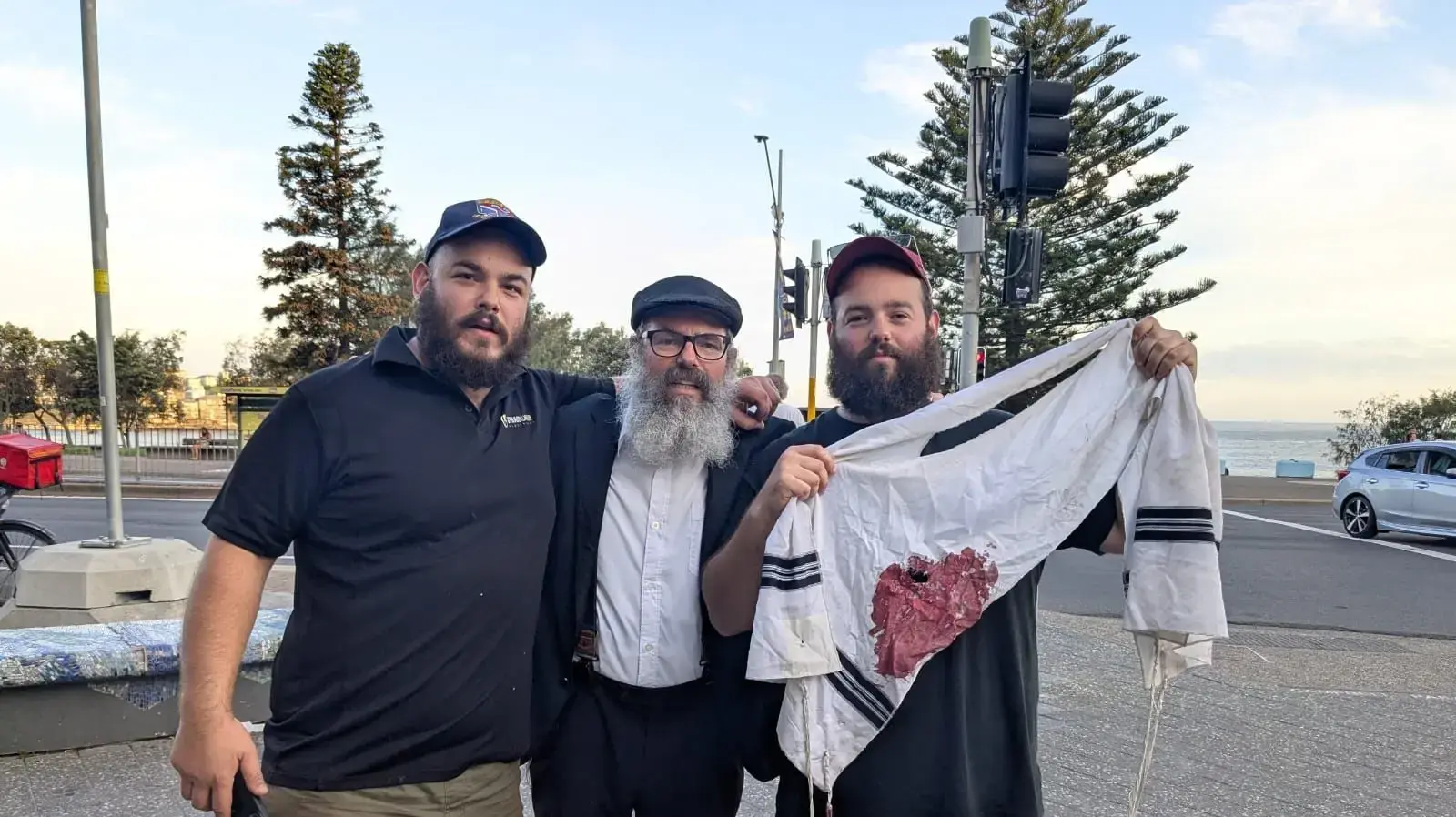 טלית מגואלת בדם לאחר ירי המוני בבונדי ביץ',סידני, אוסטרליה, 14 בדצמבר 2025 טלית מגואלת בדם לאחר ירי המוני בבונדי ביץ',סידני, אוסטרליה, 14 בדצמבר 2025