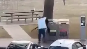 אזרח משתלט על היורה בבונדי ביץ',סידני, אוסטרליה, 14 בדצמבר 2025 אזרח משתלט על היורה בבונדי ביץ',סידני, אוסטרליה, 14 בדצמבר 2025